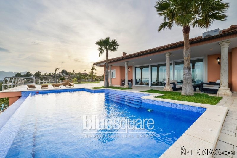 Luxurious villa with breathtaking sea..