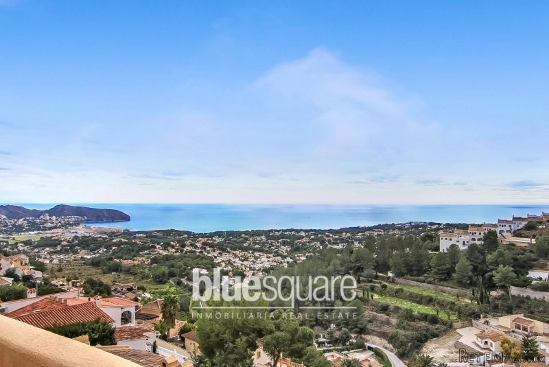 EXCLUSIVE. 5-bedroom town house with..