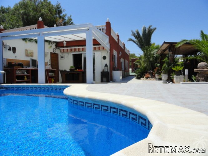 Beautiful detached villa located in a quiet cul-de-sac.. - 2