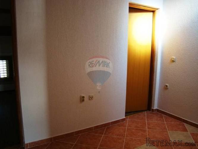 Istra, kuća sa lokalom i apartmanima na samoj obalii - 2