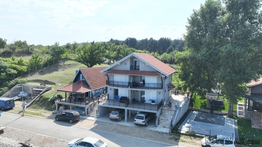 Porodicna kuca sa 5 zasebnih apartmana na samoj obali Dunava - 2