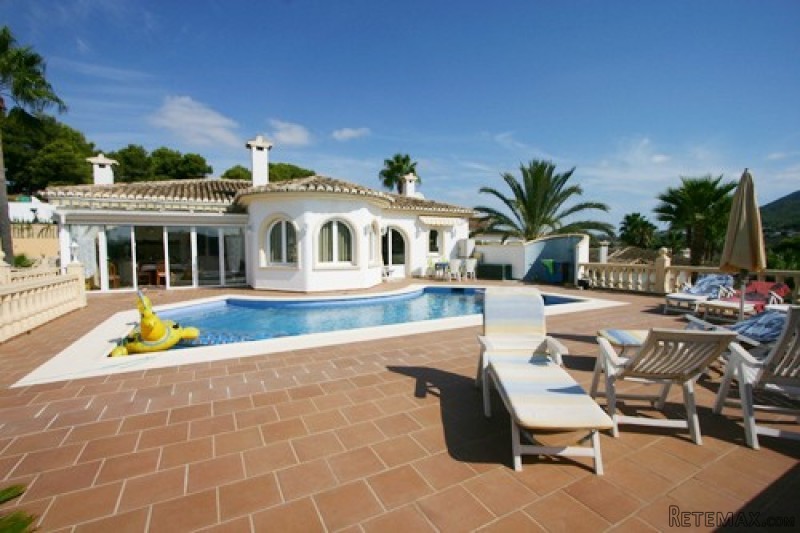 5 Bedrooms - Villa - For Sale