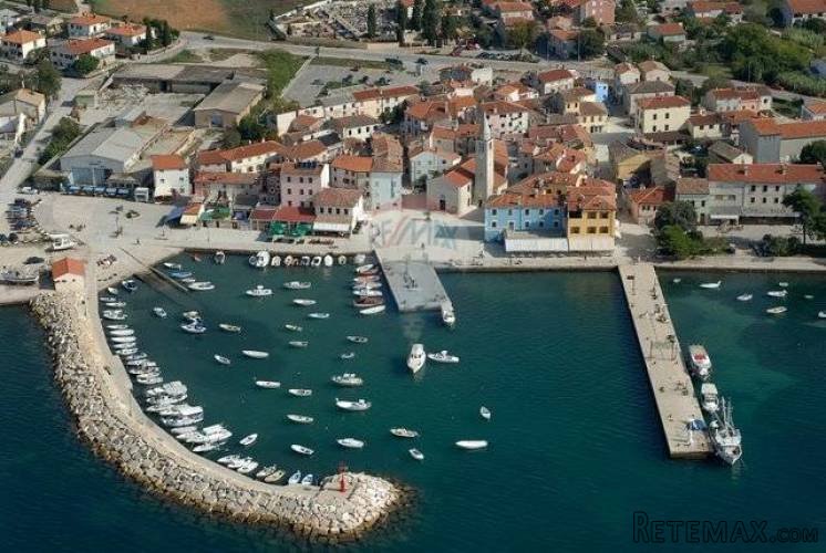 Istra, kuća sa lokalom i apartmanima na samoj obalii