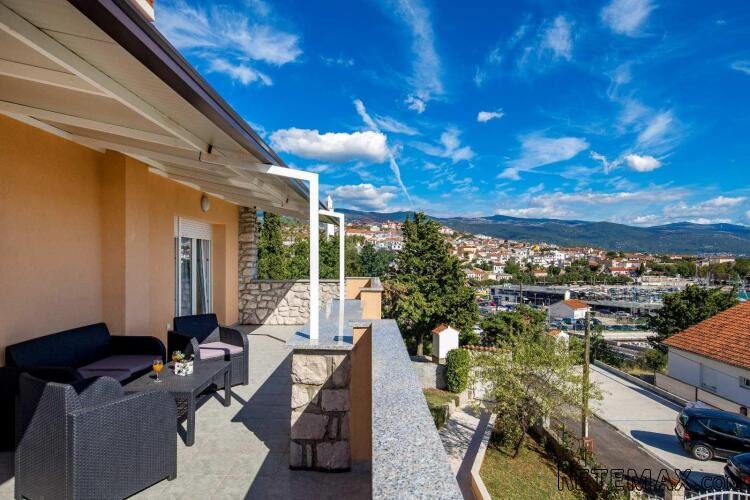 Novi Vinodolski, etaža kuće s dva stana 150 m od mora