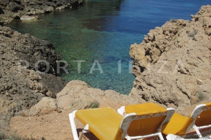 Magnificent first line villa in Cala..