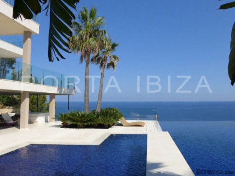 Gigantic property in Cala San Vincente..