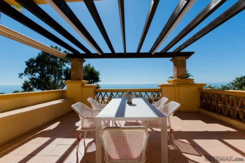First Line Beach Apartment with Amazing..