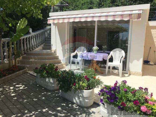 Ika - Oprić, stan s terasom