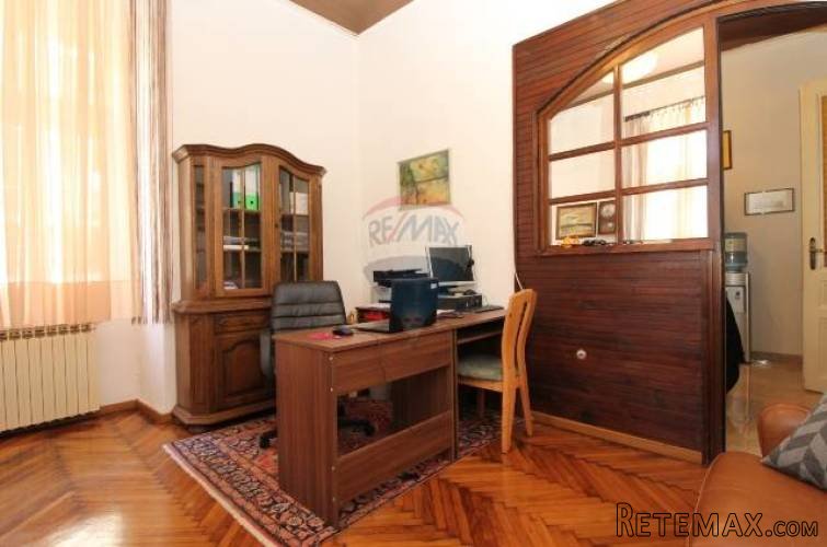 ISTRA, PULA, ŠIRI CENTAR, namješten stan i uhodani caffe... - 2