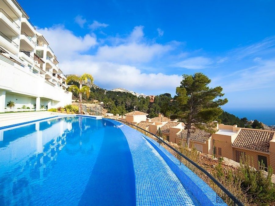 Bonito seminuevo apartamento en Altea con vistas..