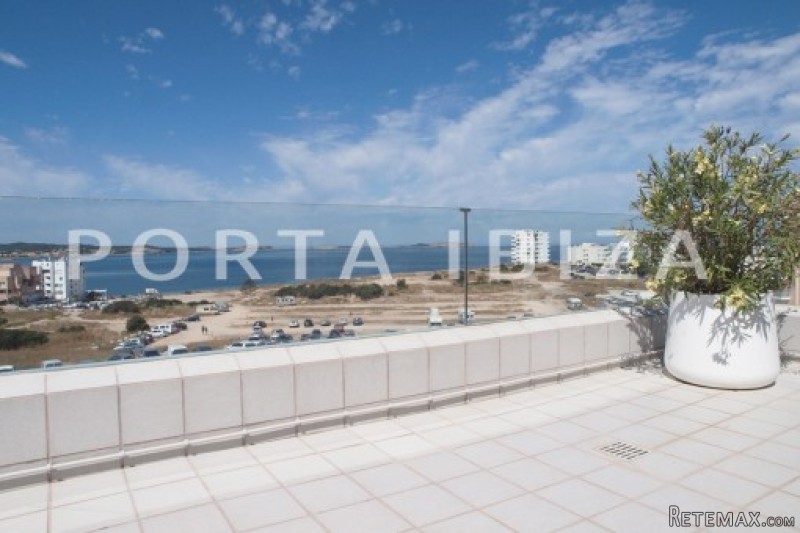 Modern, super well maintained apartment..