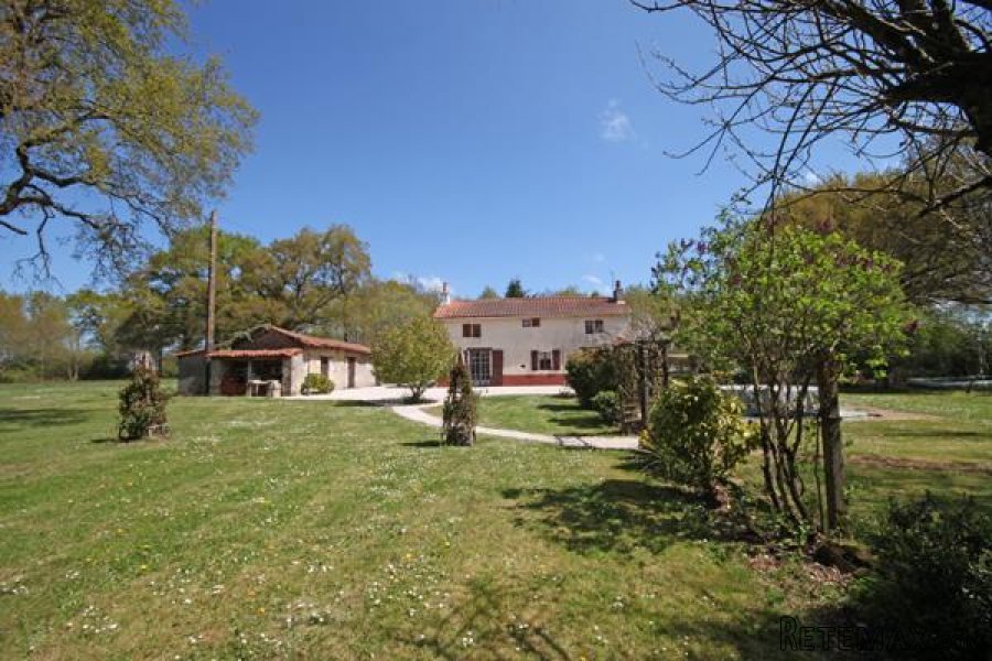 St Martin L' Ars (86) - Detached house with over a hectare of..