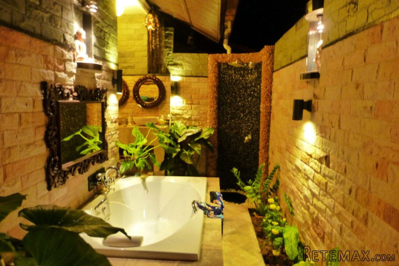 Detached 3-Bedroom House with Pool in..