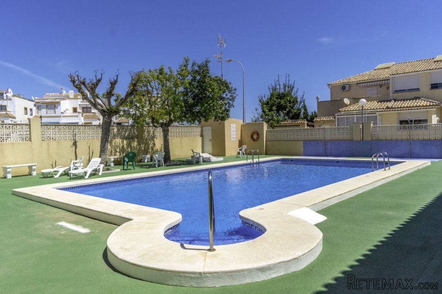 Soleada vivienda adosada en Playa Flamenca, Orihuela..