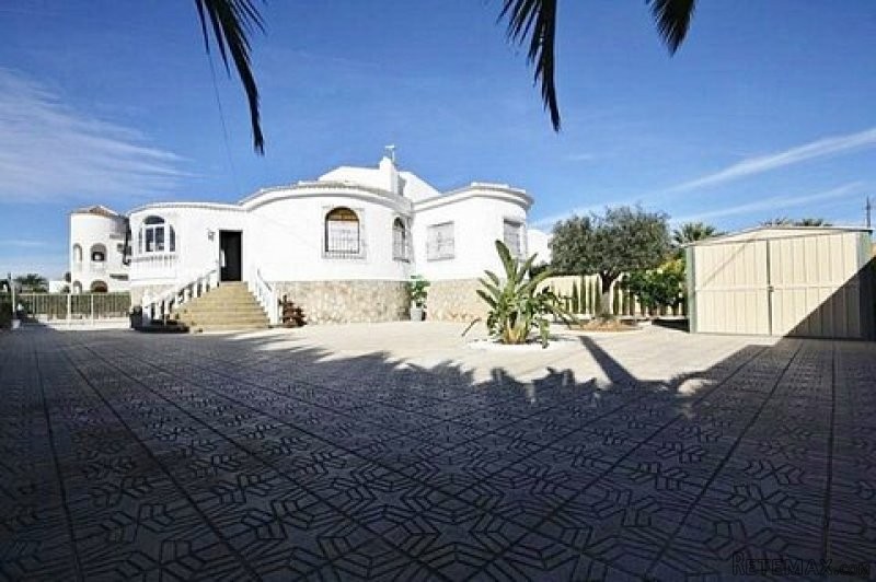 * 5 Bed Detached Villa with Private Pool