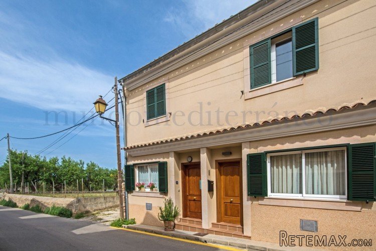 Excellent town house in the quiet charming village of..