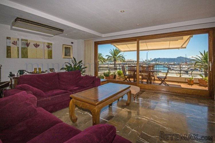 Seafront duplex with amazing views of the Marina and the..