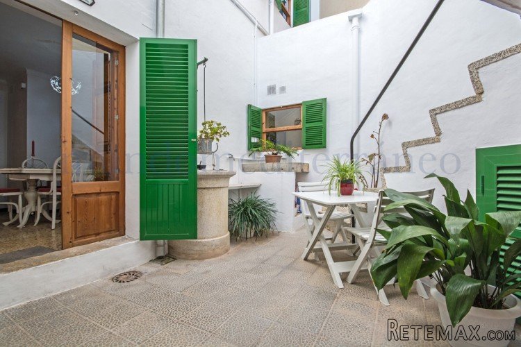 Excellent starter home in Campanet with garage to park!..