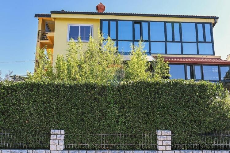 KRALJEVICA-kuća sa dva stana i bazenom - 2