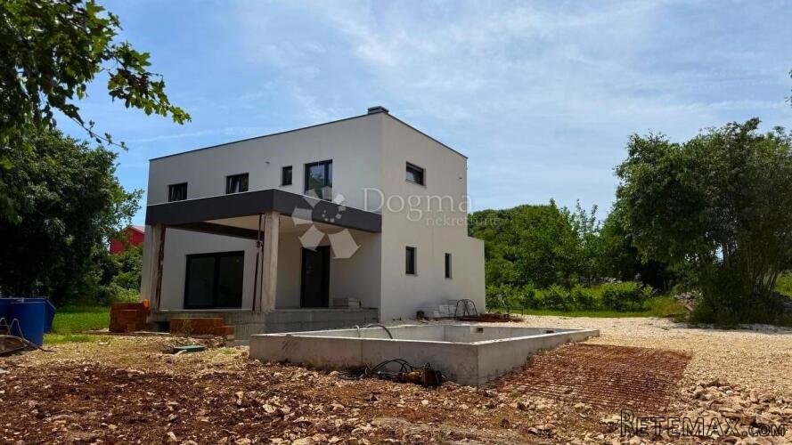 KATNICA S BAZENOM SVEGA 3 KM OD CENTRA GRADA