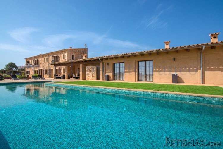 Outstanding villa – newly built in 2011- that’s allows you t..