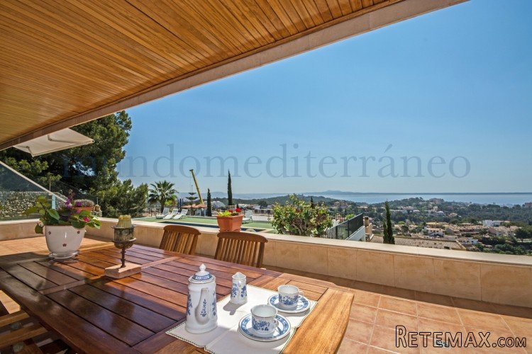 This luxurious ground floor property is located on the..