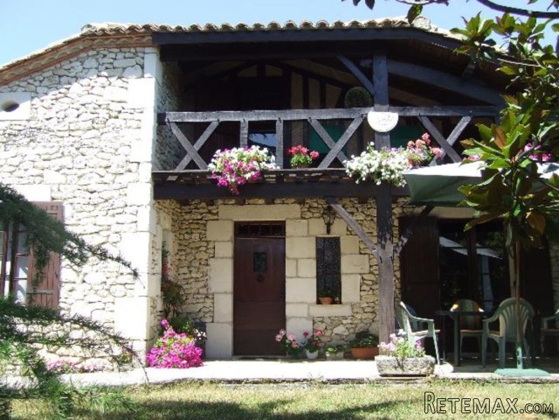 Situated In A Lively Bastide Village..