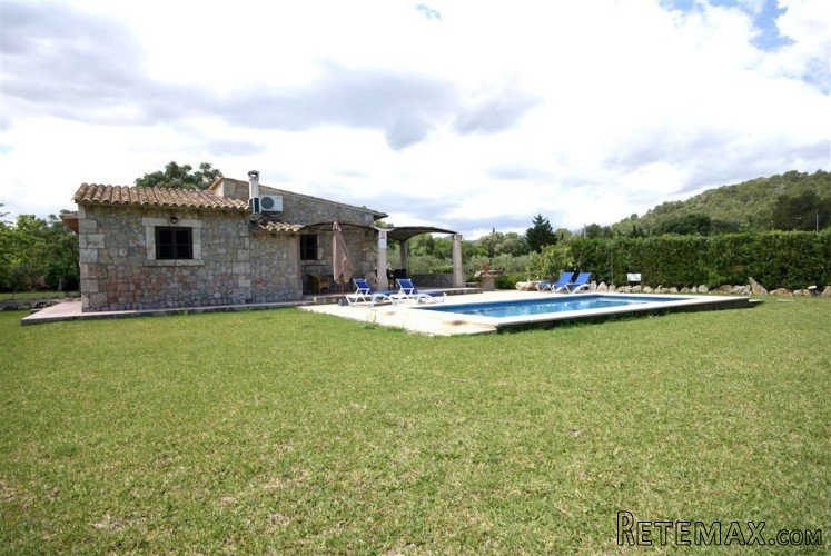 Lovely rustic villa located in the area of Pollença, with..