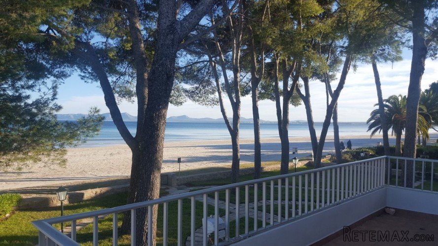 Fantastic first floor apartment right on the beach, on the..