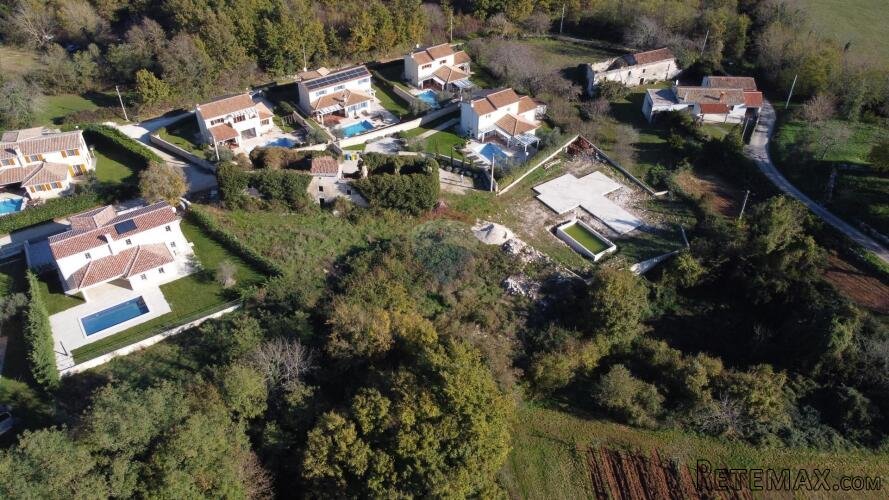 ISTRA, BARBAN - Građevinsko zemljište 700 m2 sa dozvolama - 2