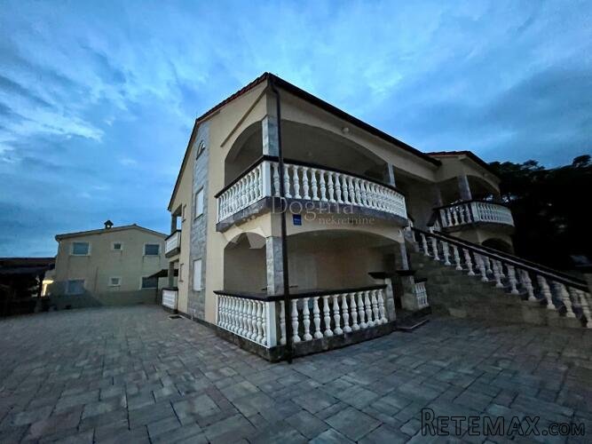 Apartmanska kuća s bazenom – 4 apartmana, 150 m od mora – ot