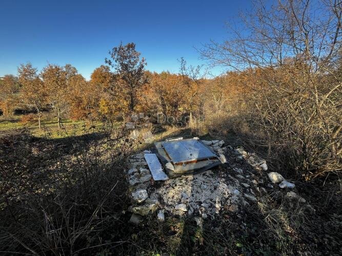 JURŠIĆI – atraktivno zemljište sa strujom i vodom na terenu
