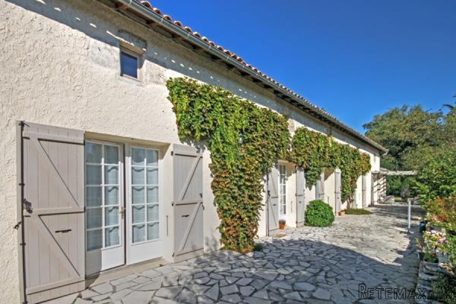 Clussais-la-Pommeraie (79) - Beautifully presented 5 bed/4bath.. - 2
