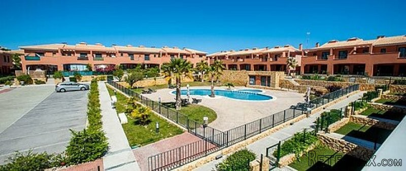 * BEAUTIFUL 3 BEDROOM TOWNHOUSE
