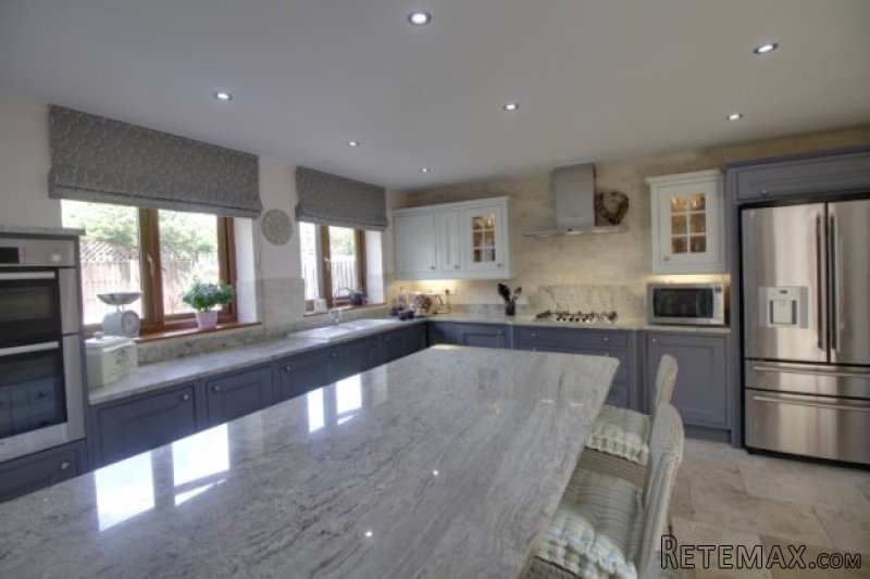 4 bedroom, Detached House house for sale - 2