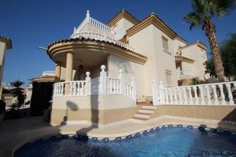 Detached villa with Pool in Villamartin..