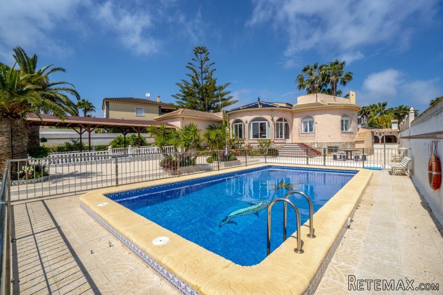 Villa located in San Luis, Torrevieja. The property is..