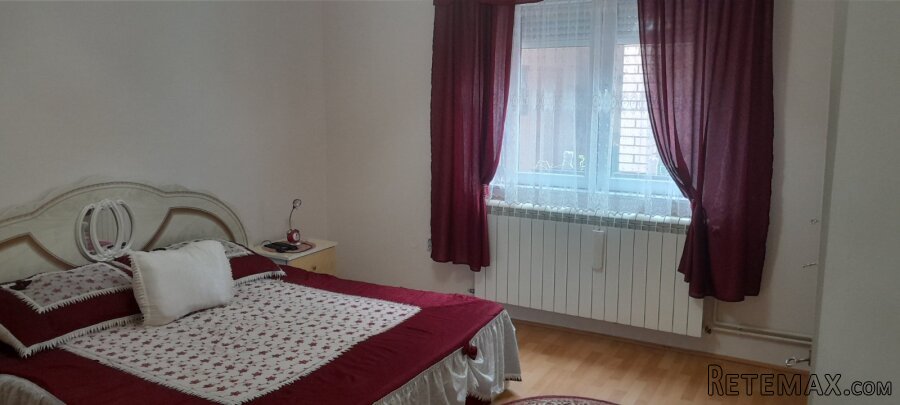 Prodajem dve kuce na jednom placu - 12