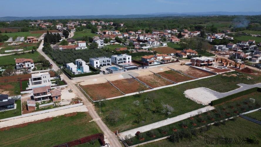 Kaštelir - građevinska parcela s građevinskom dozvolom za iz