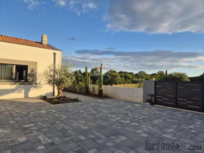 Rovinj, okolica - nova kuća 291 m2 s preljevnim bazenom na o