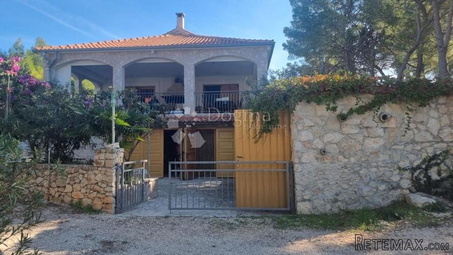 Prostrana kuća u mirnoj vali na moru