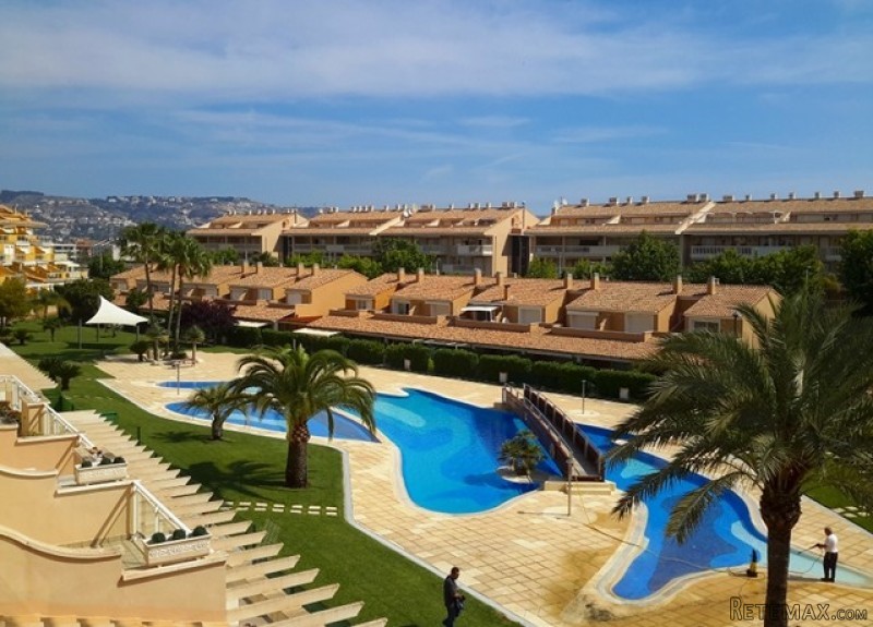 V1529 - Pretty 2 Bedroom Apartment, At..