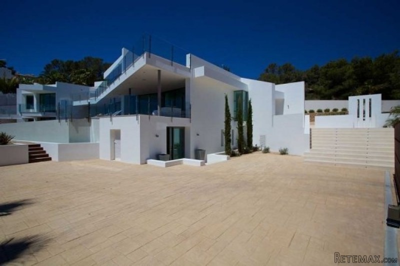 Contemporary styled villa within..