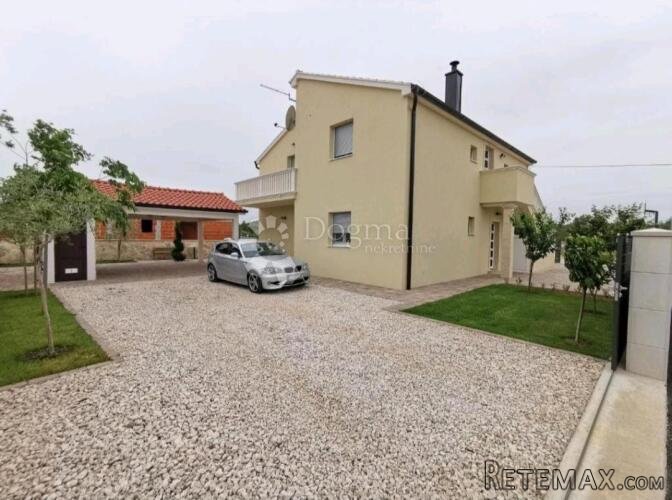 Kuća s 3 apartmana u mirnom dijelu Vodica! - 2
