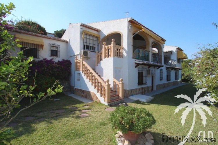 Villa with sea views in the sought after urbanization El.. - 2