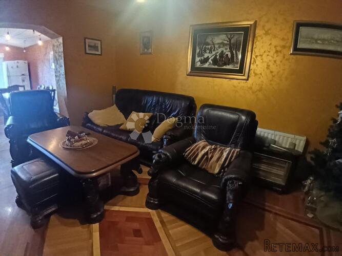 Kuća sa 2 stana i bazenom u Tenji! - 3