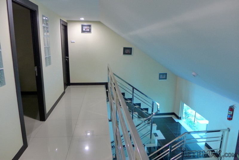 Modern 5 bedroom house with large pool.. - 2