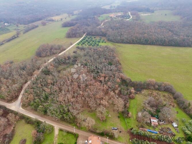 Građevinsko zemljište 414m2 + poljoprivredno 1725m2 , u koma - 2