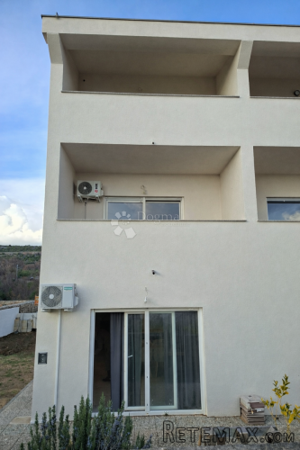 Troetažni stan s terasom i pogledom na more - 2