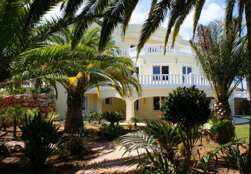 Villa Overlooking The Sea And Mountains